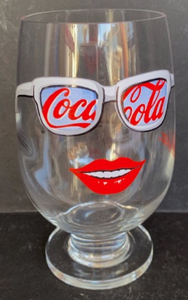 311001-1 € 4,00 coca cola glas op voet afb bril met mond D6,5 h13 cm.jpeg